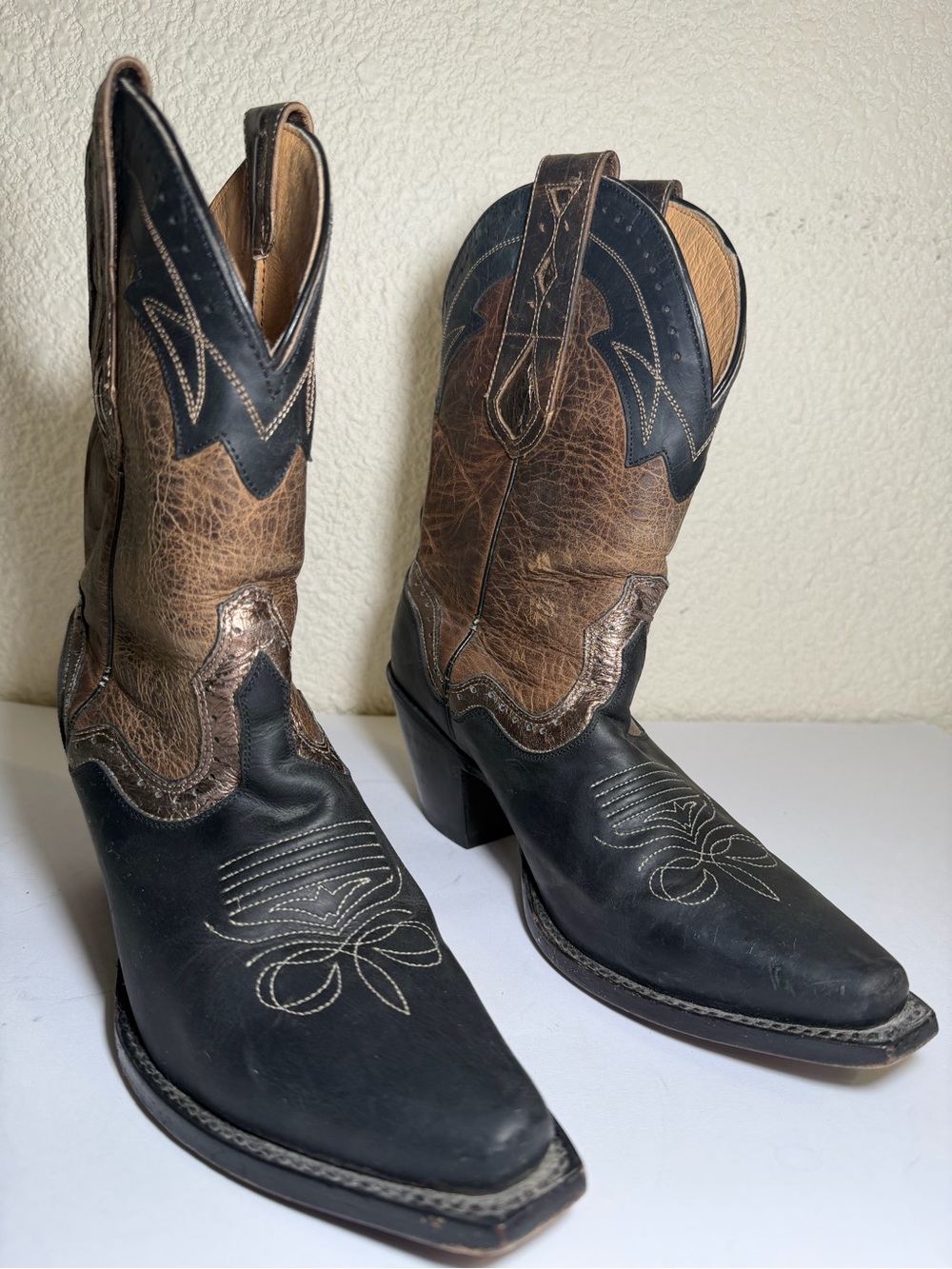 Women's Black and Brown Western Cowgirl Boots - Picture 2 of 11